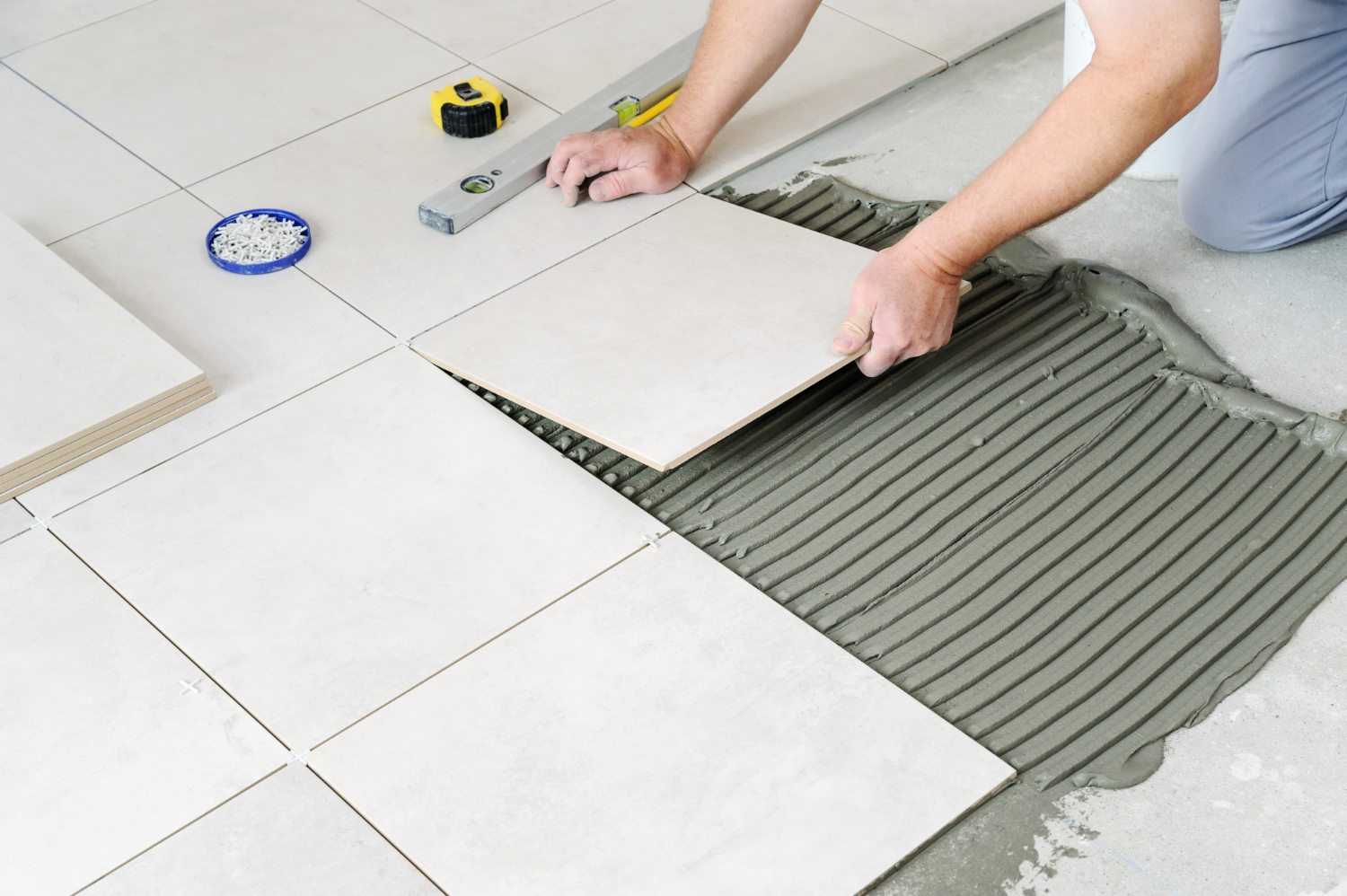 laying-ceramic-tiles Raymond Carrelage